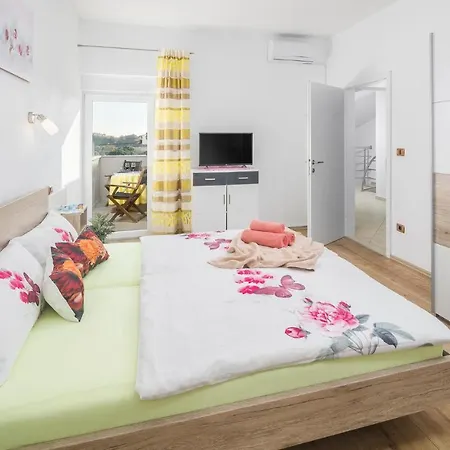 Holiday home Awesome In With Kitchen Valtura